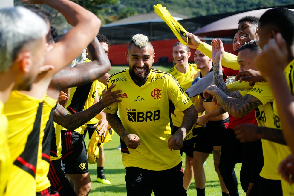Vidal é "batizado" no Flamengo — Foto: Gilvan de Souza/Flamengo
