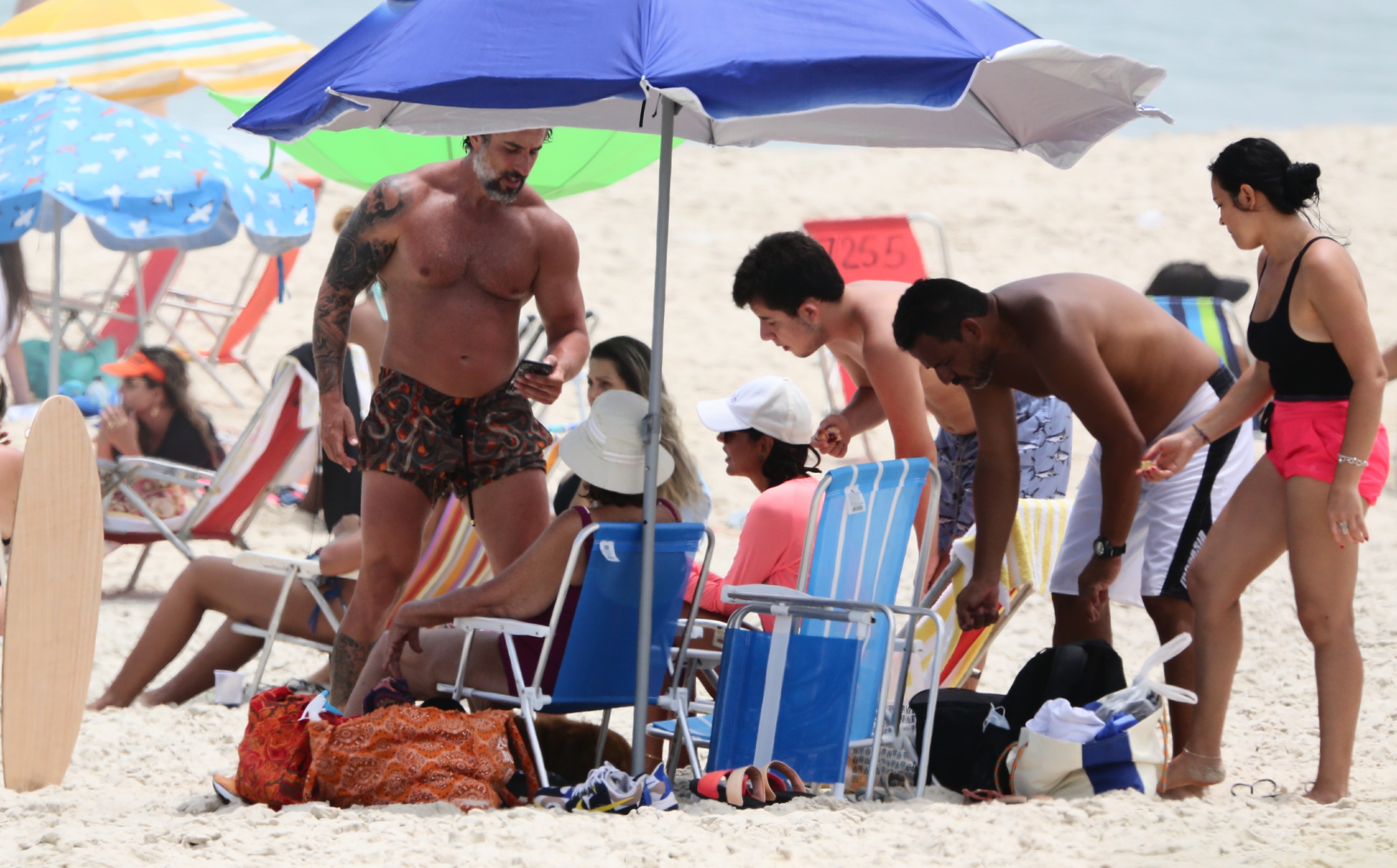 Marcos Mion curte praia com a família (Foto: AgNews/Dilson Silva)