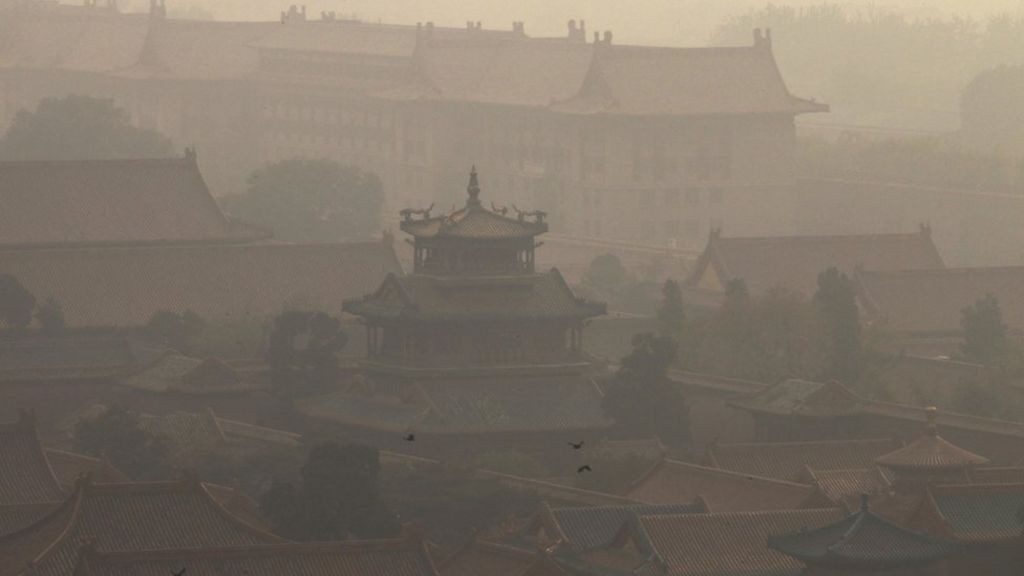 Assim era a Cidade Proibida de Pequim em 2013, em um dia de forte poluição (Foto: Getty Images via BBC News Brasil )