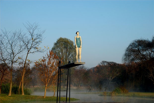 Diver, de Doreen Southwood, no parque de esculturas da NIROX Foundation na África do Sul (Foto: divulgação)