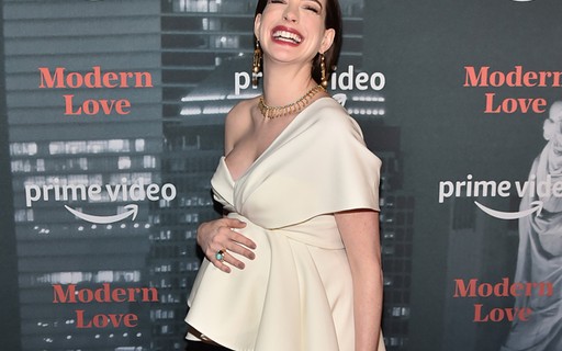 Deslumbrante, Anne Hathaway exibe barrigão da segunda gravidez ao lançar série