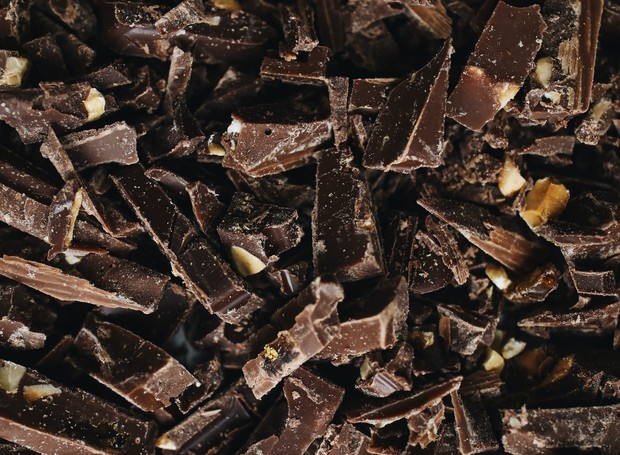 O chocolate amargo e meio amargo, quando consumido com parcimônia, traz benefícios à saúde cardiovascular (Foto: Polina Tankilevitch / Pexels / Creative Commons)