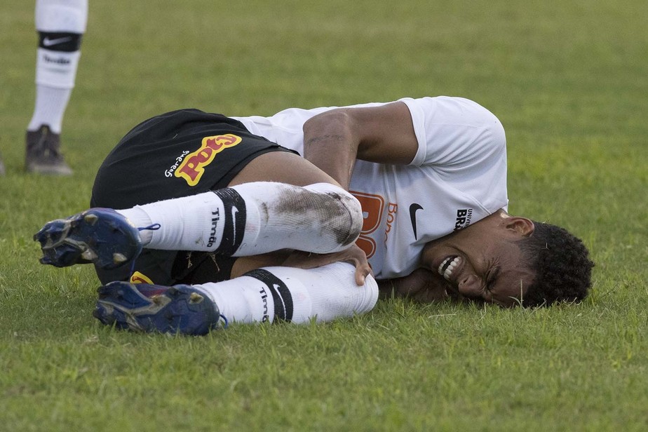 Gustagol deixa campo mancando, e dirigente do Corinthians protesta contra entrada 