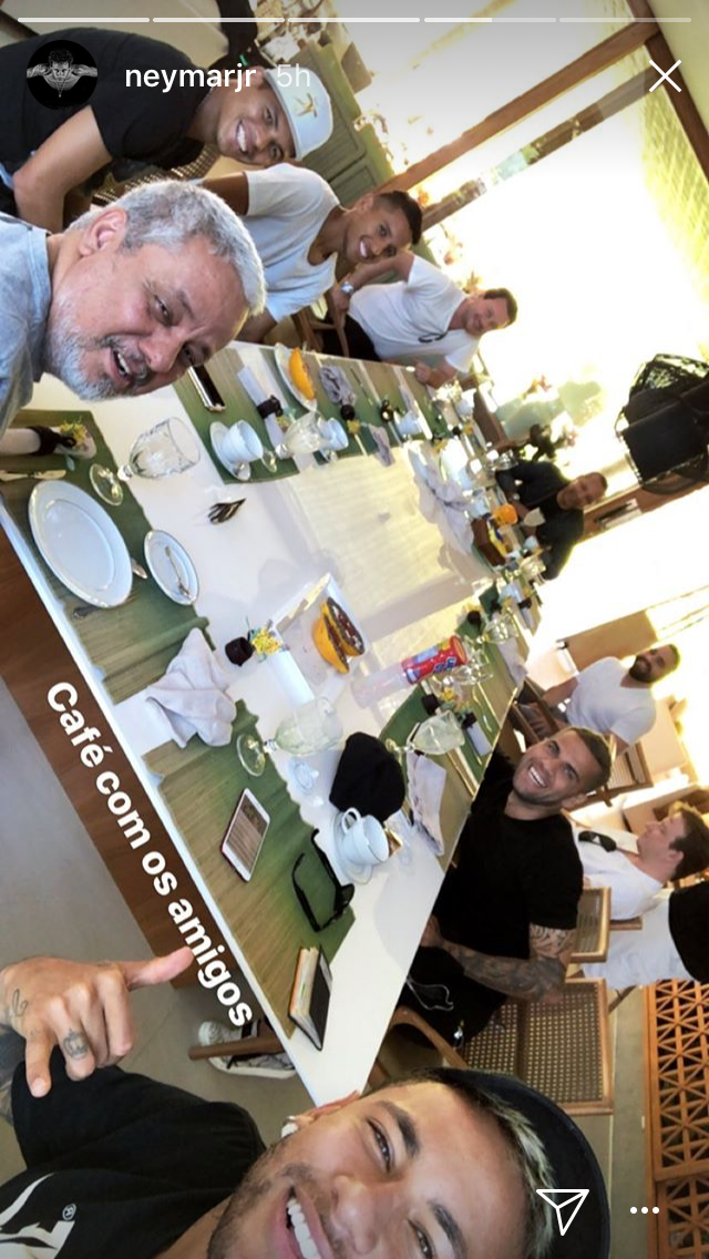 O jogador reuniu amigos para um café da manhã animado (Foto: reprodução/instagram)
