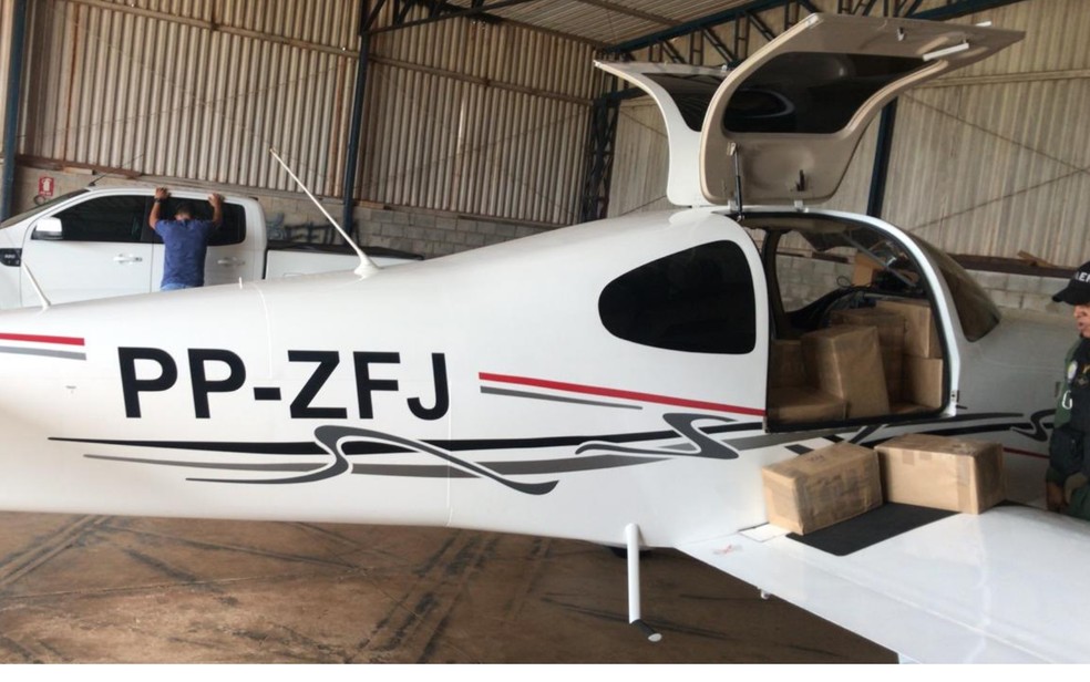 Opera&ccedil;&atilde;o apreende avi&atilde;o com carga ilegal de celular em Palmeiras de Goi&aacute;s &mdash; Foto: Divulga&ccedil;&atilde;o/ Pol&iacute;cia Militar