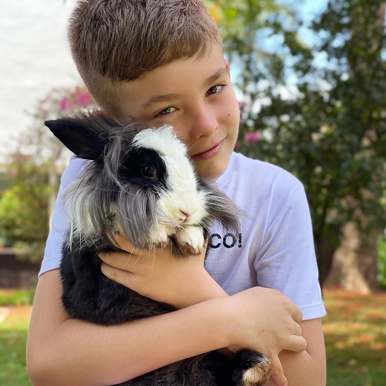 O filho da apresentadora com um dos coelhos (Foto: Instagram / @canilhickmannridgehunter / Reprodução)