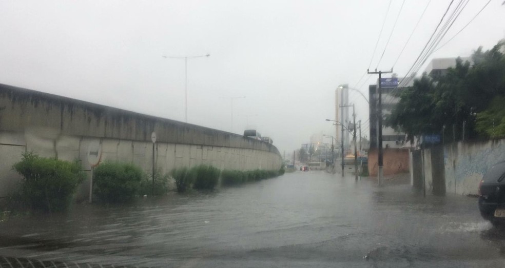 Chuva provocou alagamentos na tarde desta quinta-feira (13) em Natal â€” Foto: DioclÃ©cio Neto/Inter TV Cabugi 