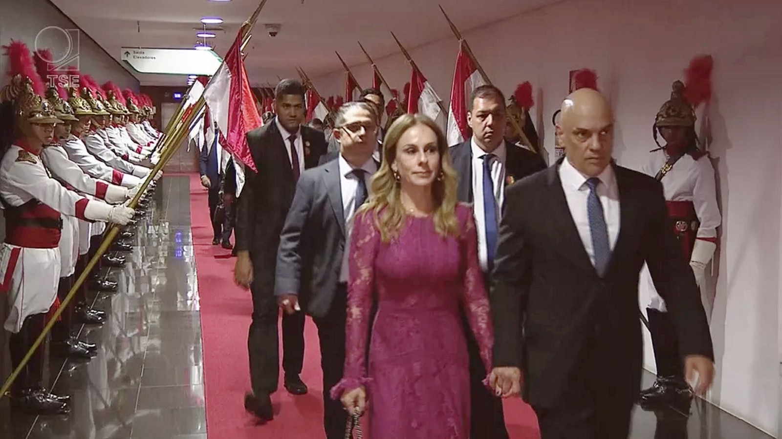 Alexandre de Moraes chega para cerimônia de sua posse como presidente do TSE, acompanhado de sua esposa — Foto: Reprodução/TSE