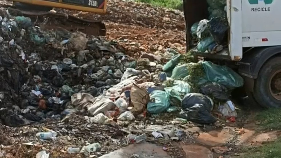  810 kg de carnes para o abastecimento de unidades escolares foram descartados na manhã desta quarta-feira (23), em São Manuel (SP)  — Foto: Prefeitura de São Manuel/Divulgação