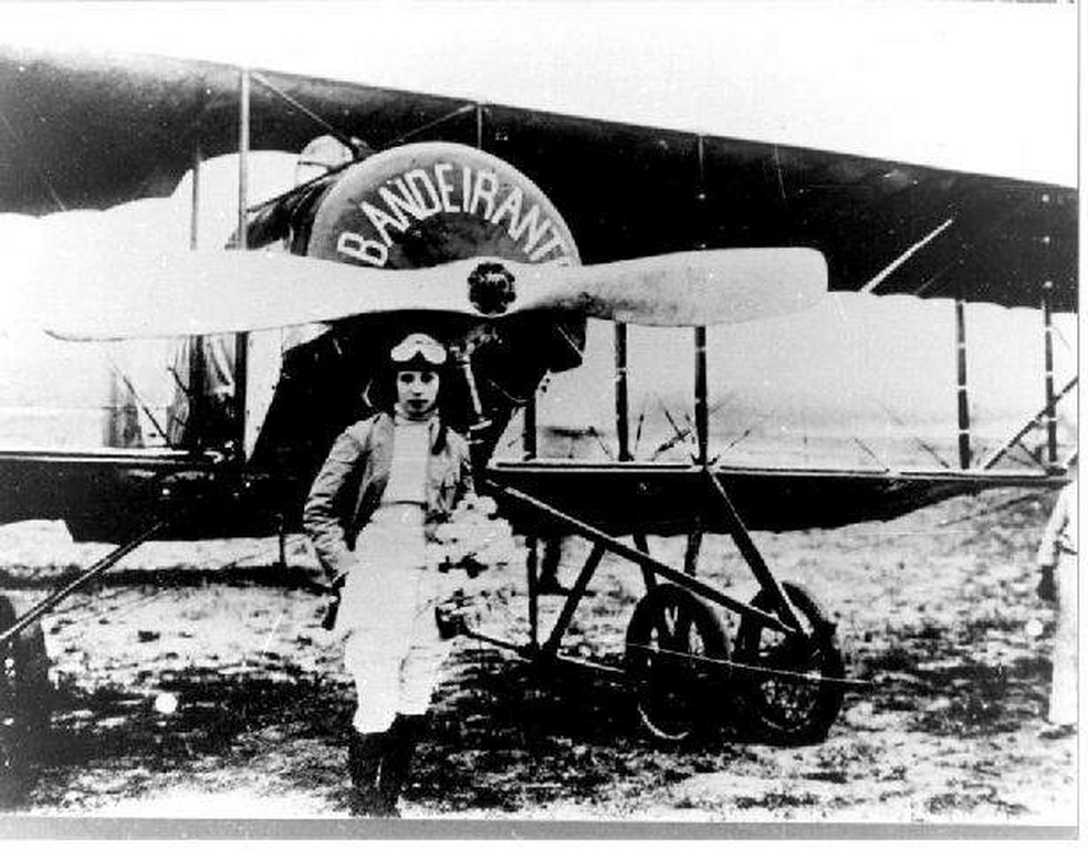 Anésia Machado em frente ao 'Bandeirante', aeronave que usou para o primeiro voo interestadual pilotado por uma mulher — Foto: Arquivo público