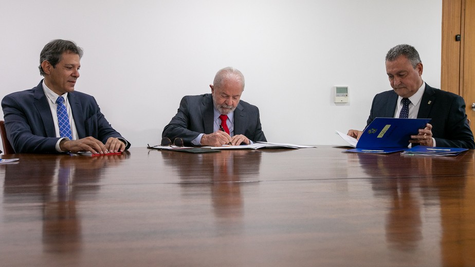 O ministro da Fazenda, Fernando Haddad, o presidente Lula e o ministro da Casa Civil, Rui Costa