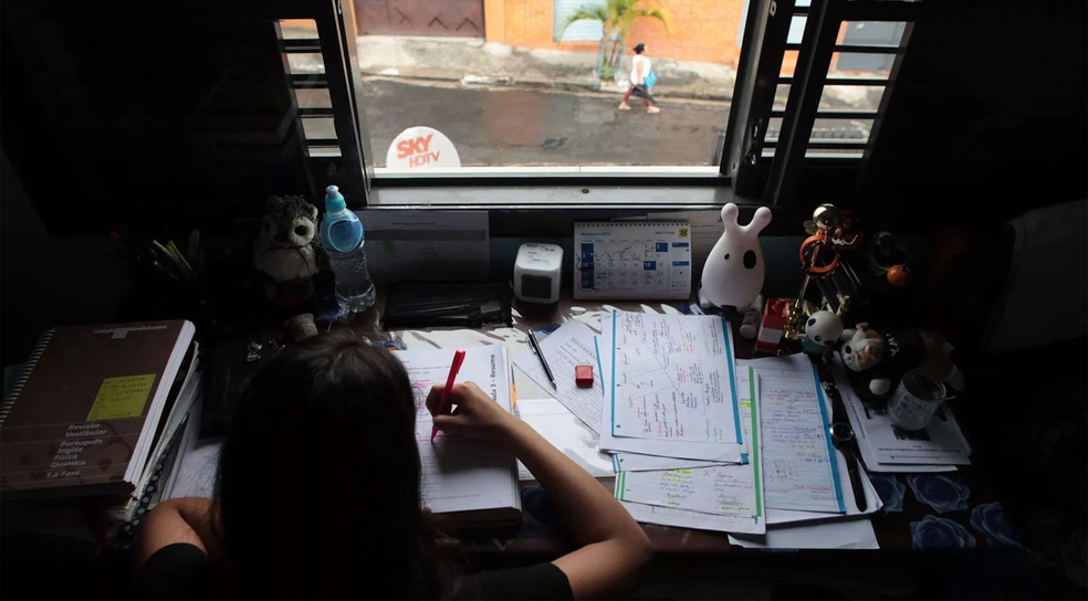 Ter um espaço só dedicado ao estudo, mesmo que seja um canto do próprio quarto, é fundamental para se concentrar melhor, dizem especialistas (Foto: Caio Kenji/G1)