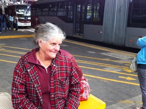 Aposentada Janete Rossi,74 anos, aguardava há uma hora o ônibus no Terminal João Dias para ir a Santo Amaro (Foto: Letícia Macedo/G1)