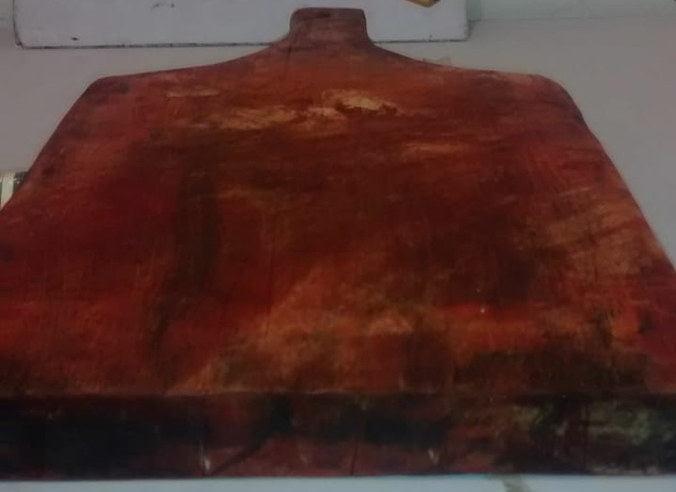 Polícia encontrou na casa do suspeito a tábua de madeira utilizada para espancar a vítima em Itaquaquecetuba (Foto: Polícia Militar/Divulgação)