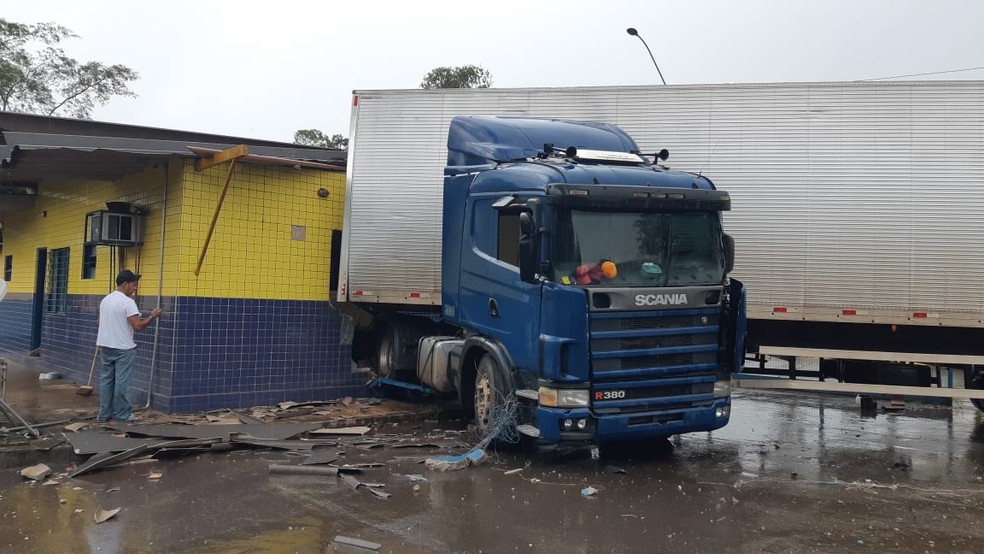 Carreta invade posto da PRF na BR-365 em Patos de Minas