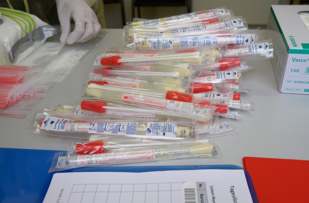 Casos foram confirmados por meio de testes — Foto: Thomas Kienzle / AFP