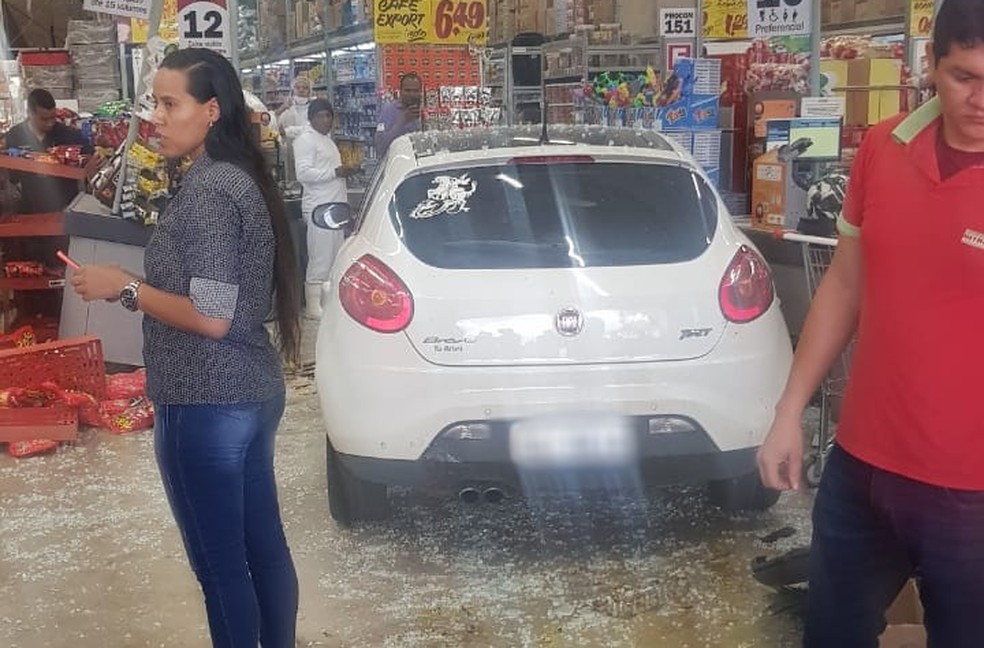 Carro invade supermercado no DF — Foto: PMDF/Divulgação