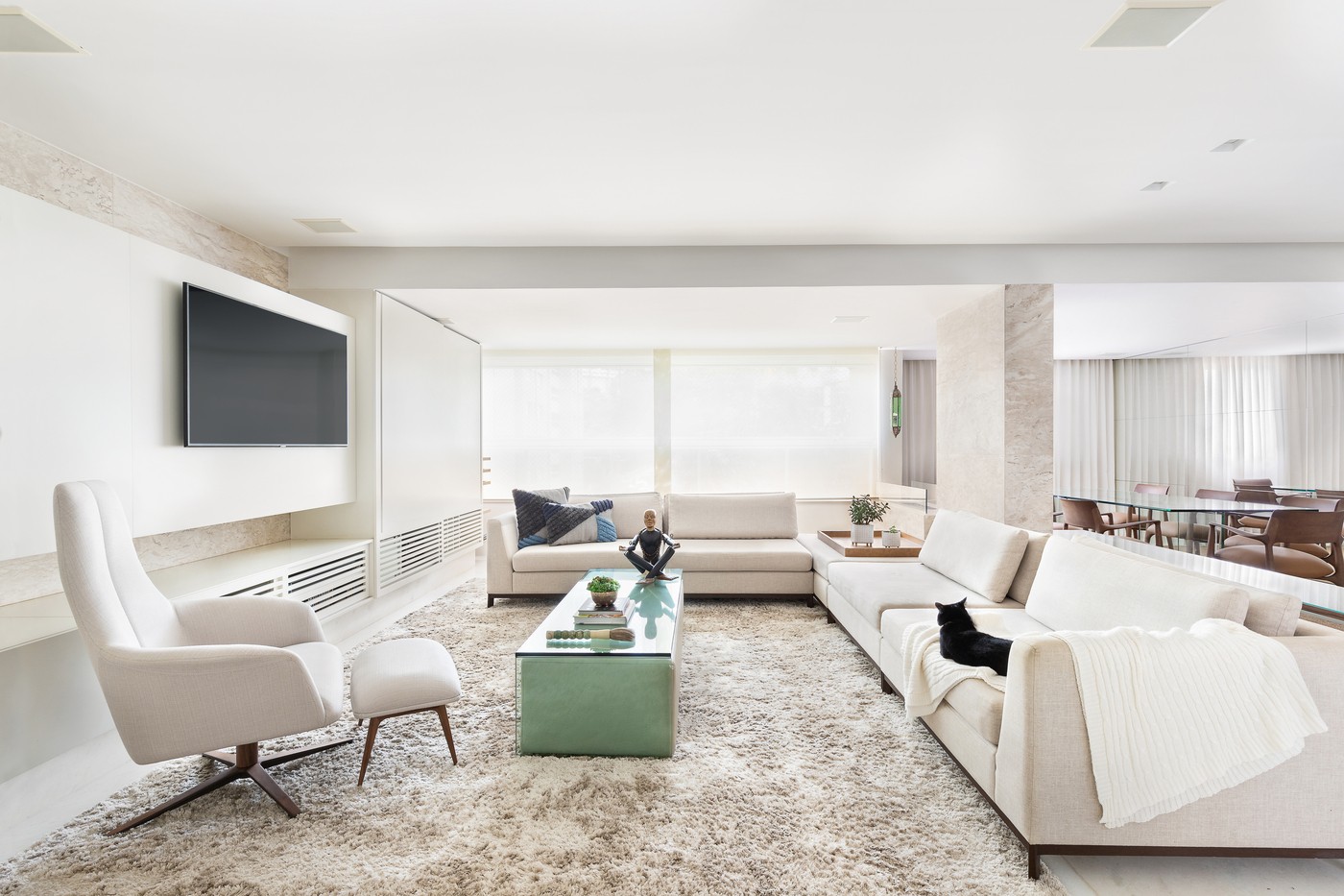 Décor do dia: estilo minimalista e mármore branco na sala de estar (Foto: Ivan Araújo)