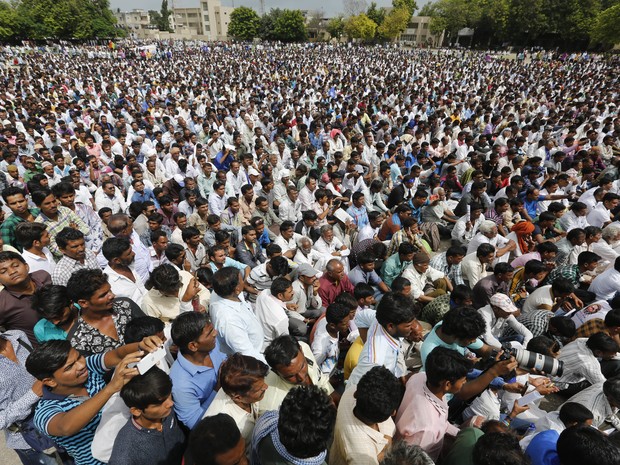 Membros da casta mais baixa da Índia, os &#39;dalits&#39;, em foto do dia 15/08: protesto foi organizado na cidade de Una, após quatro homens da casta mais baixa terem sido espancados após tentarem pegar o couro de uma vaca morta. Vídeo mostrou os agressores usan (Foto: AP Photo/Ajit Solanki)