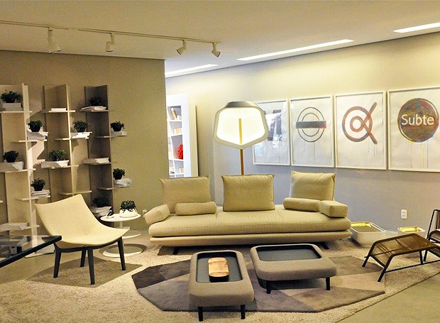 A proposta de estar contemporâneo da arquiteta Zize Zink teve como ponto de partida o sofá, onde as cores claras do móvel ajudaram a compor a paleta de cores adotada no ambiente (Foto: Juan Guerra/Divulgação)