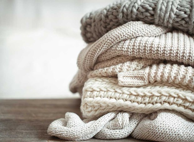 Areje as roupas de frio ao tirar do armário, mas se persistir aquele cheiro característico de "guardada", lave-as em casa ou mande para a lavanderia (Foto: Freepik/CreativeCommons)