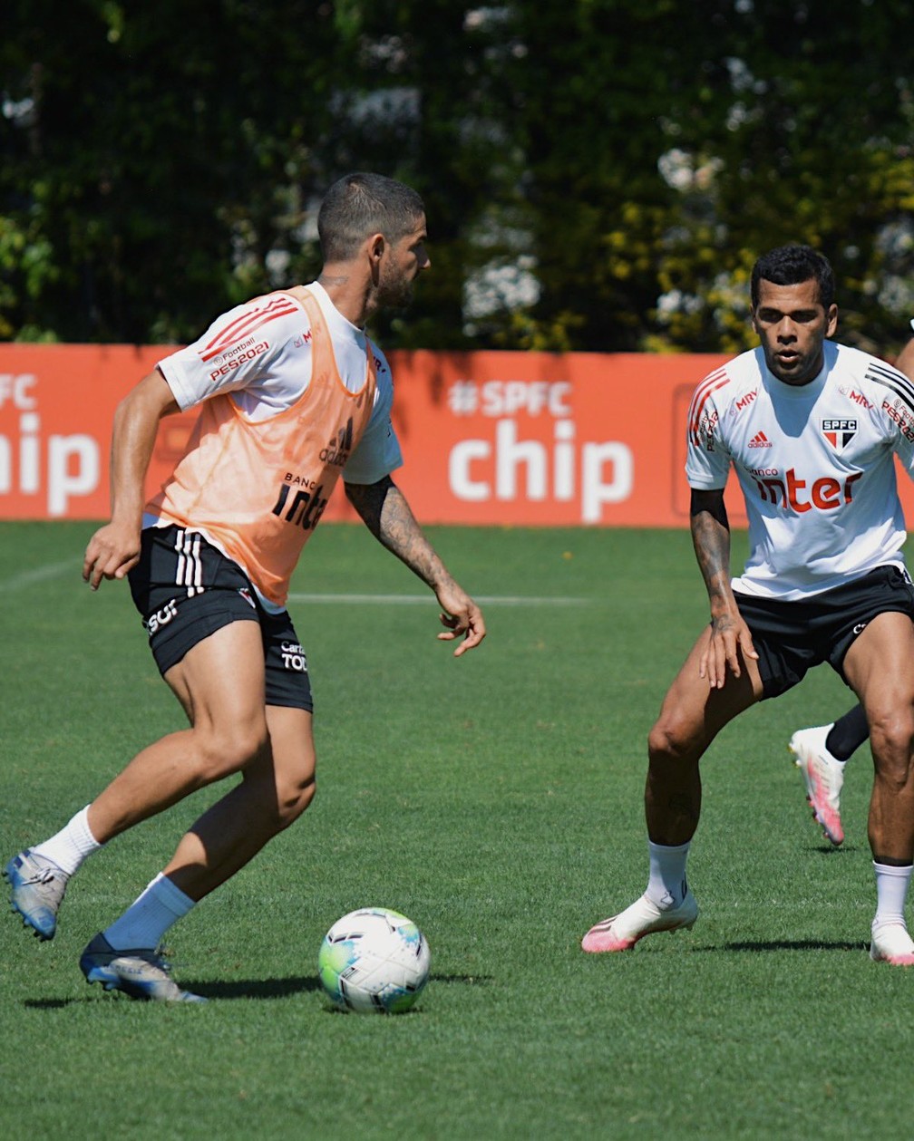 Pato e Daniel Alves no treino do São Paulo desta segunda-feira — Foto: Divulgação