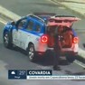 Foto: Correria, desespero, consolo: vídeo mostra a reação de amigos de fã de Taylor esfaqueado em Copacabana e suspeito preso no carro da PM