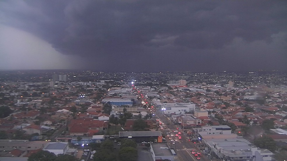 Dia virou noite na capital.  — Foto: TV Morena