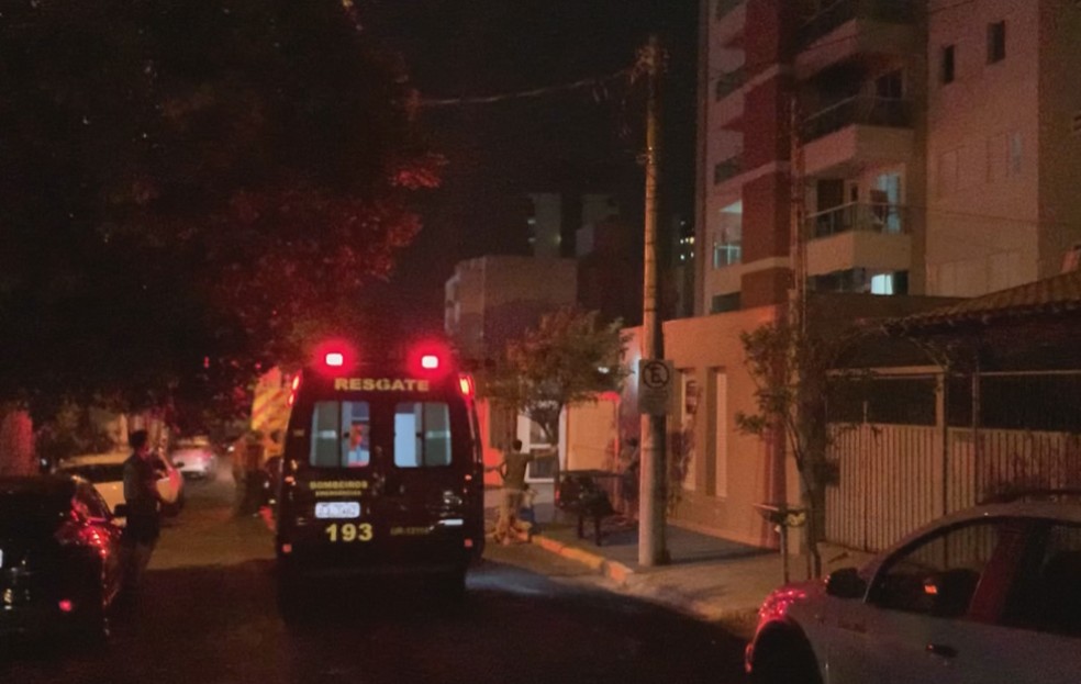 Prédio é evacuado após máquina de lavar pegar fogo em apartamento no centro de Bauru — Foto: TV TEM/Reprodução
