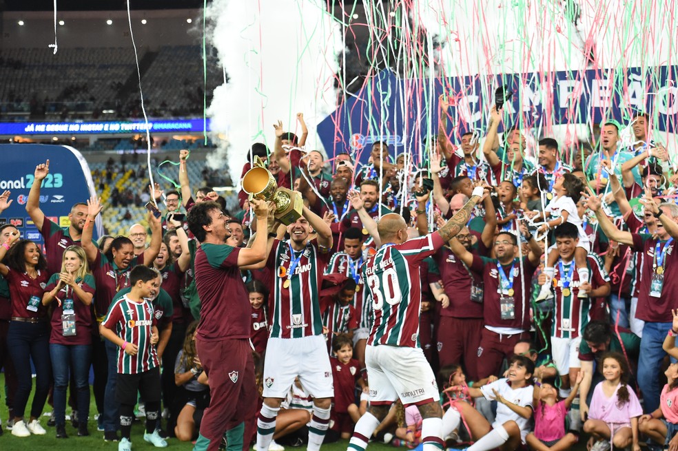 Fernando Diniz, treinador do Fluminense, ergue a taça do Campeonato Carioca — Foto: André Durão/ge