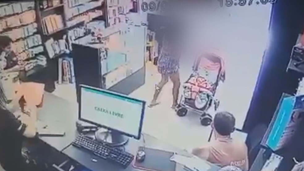 Mulher e criança, de 7 meses, levada da casa da mãe, em Santa Maria, no DF, em imagem de câmera de segurança de loja — Foto: Câmera de segurança/Reprodução