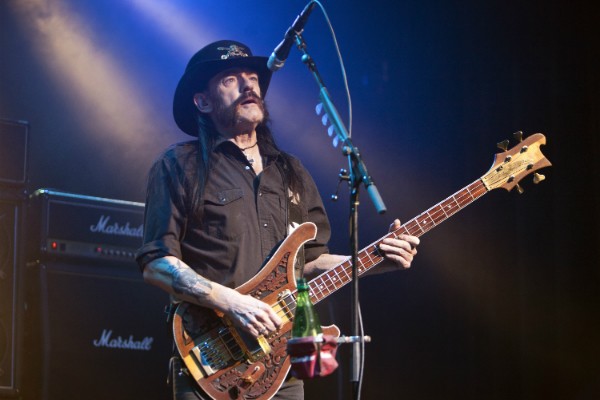 Lemmy durante uma apresentaçao em setembro de 2015 (Foto: Getty Images)
