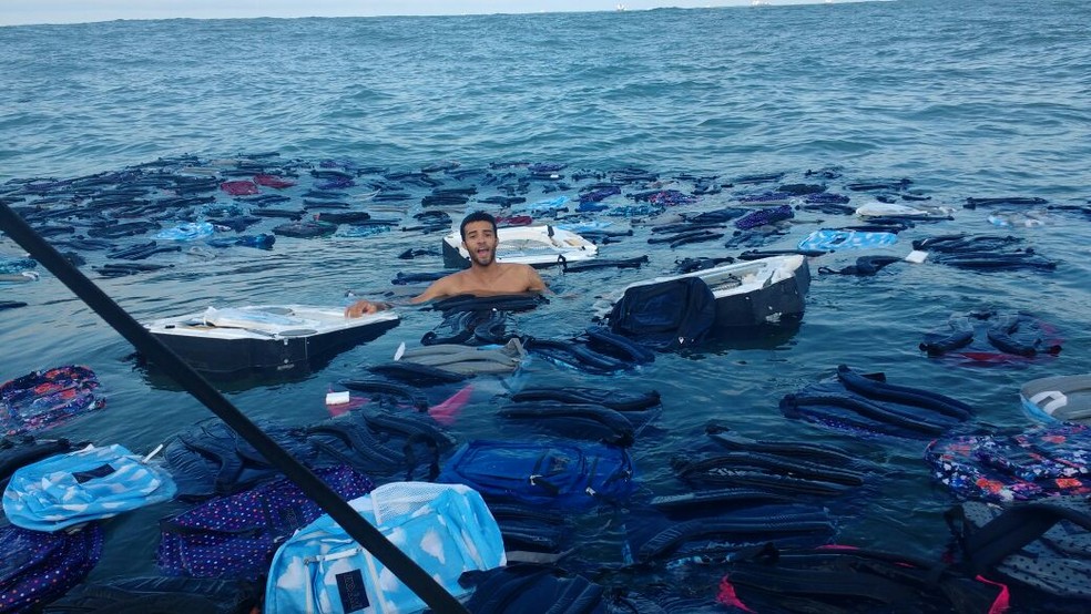 Mercadorias que boiaram também devem ser recolhidas pela empresa (Foto: Divulgação/Prefeitura de Guarujá)