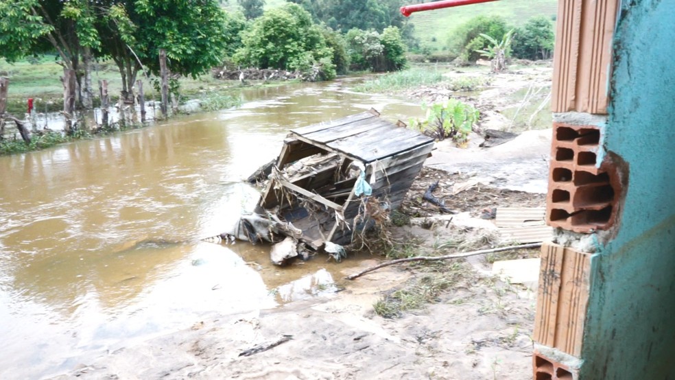 Moradores de Vereda contabilizam prejuízos de casas invadidas pela chuva na Bahia — Foto: Paulo Oliveira/g1