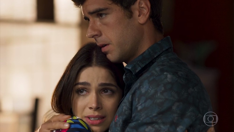 Felipe (Marcos Pitombo) pensa em uma forma de livrar Shirlei (Sabrina Petraglia) da acusação - 'Haja Coração' — Foto: Globo
