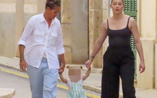 Amber Heard passeia com a namorada e a filha em Palma de Mallorca, na Espanha