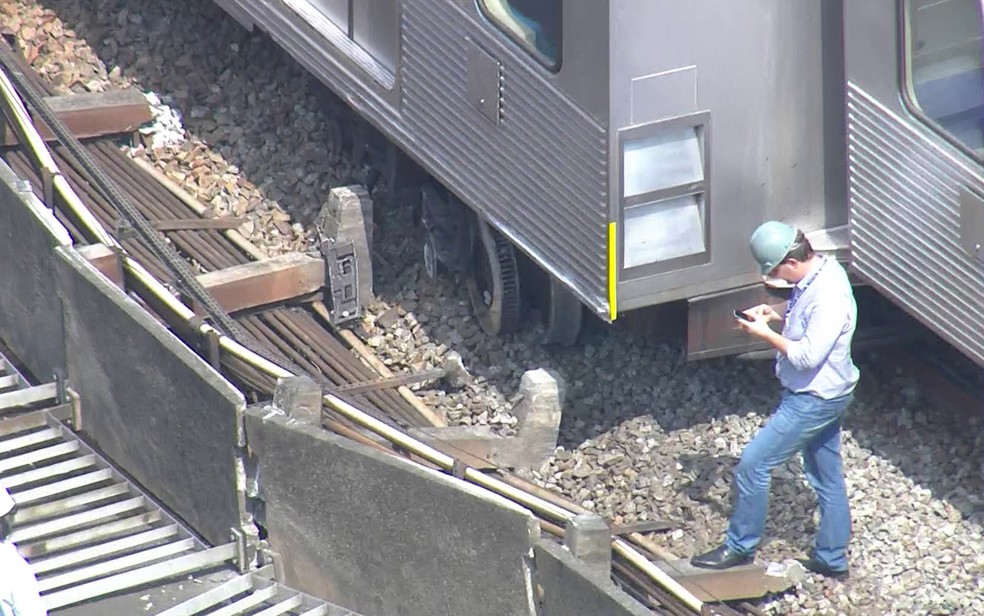 Equipe de técnicos na via entre as estações Itaquera e Artur Alvim  (Foto: Reprodução/TV Globo)