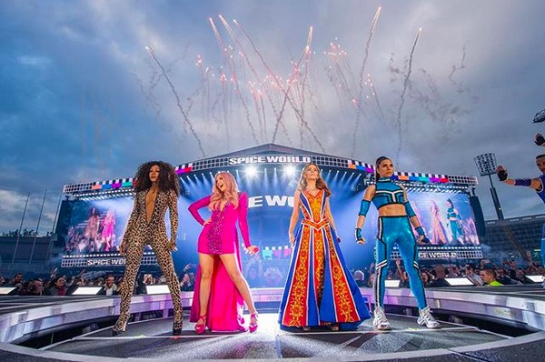 As Spice Girls reunidas no show de abertura da turnê comemorativa do grupo em Dublin (Foto: Instagram)