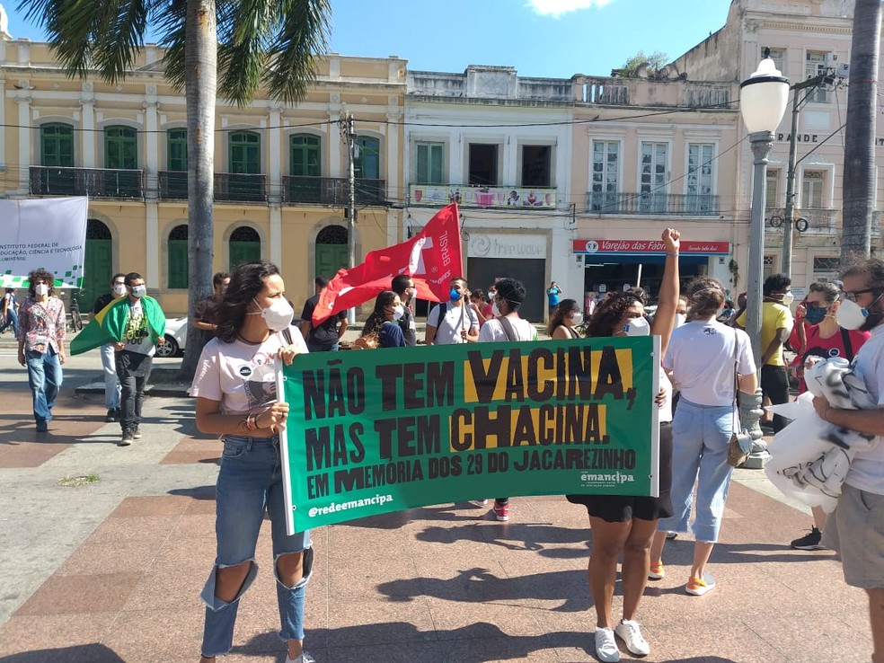 Manifestação contra Bolsonaro aconteceu na Praça São Salvador, no centro de Campos, no RJ — Foto: Sindipetro-NF