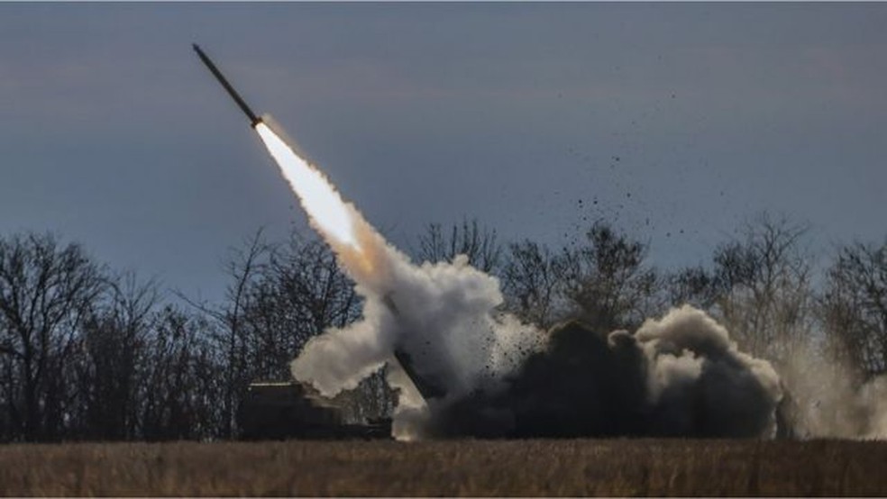 Os EUA enviaram sistemas de lançamento de mísseis Himars para a Ucrânia — mas podem tê-los modificado para que não atinjam o território russo. — Foto: EPA via BBC