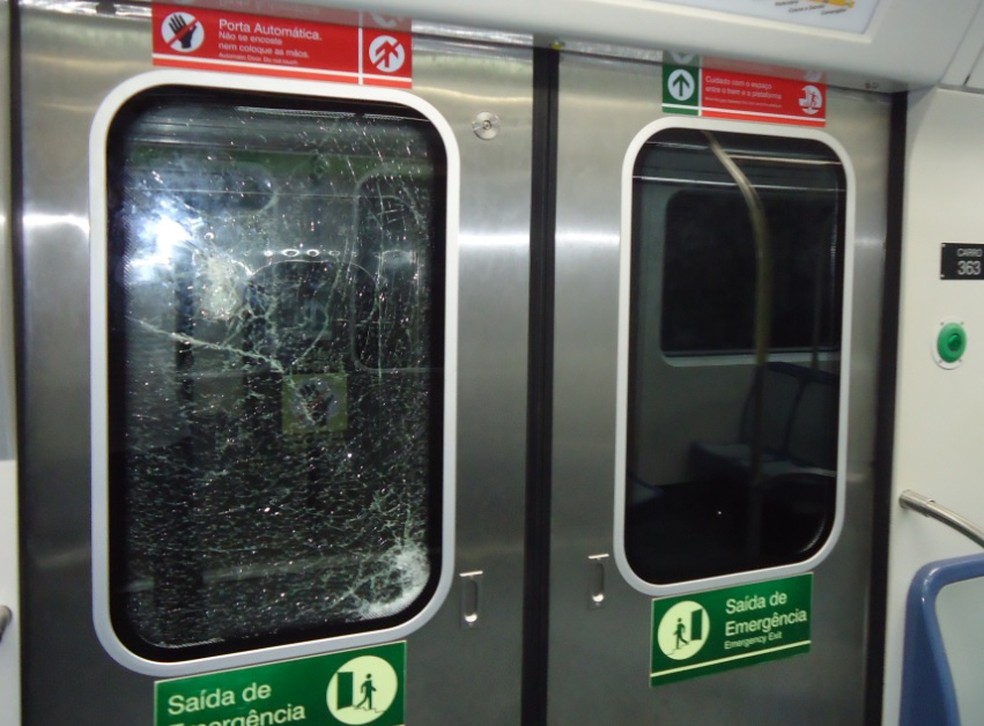 Janela de vagão de metrô ficou danificada após pedrada, no Recife — Foto: CBTU/Divulgação