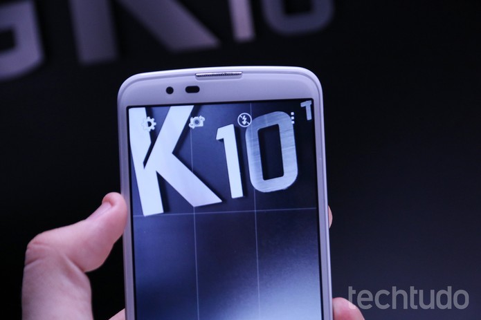 LG K10 possui câmera traseira de 13 megapixels e flash LED (Foto: Marlon Câmara/TechTudo)