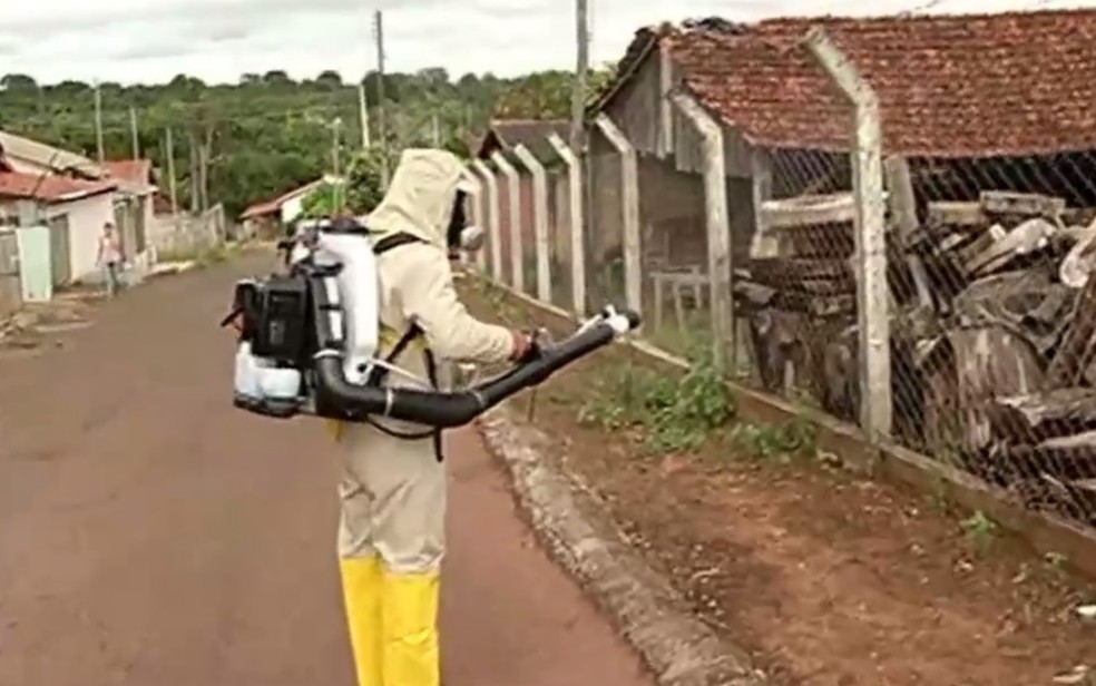 Secretaria de Saúde segue em alerta para o combate do mosquito — Foto: TV Anhanguera/Reprodução 
