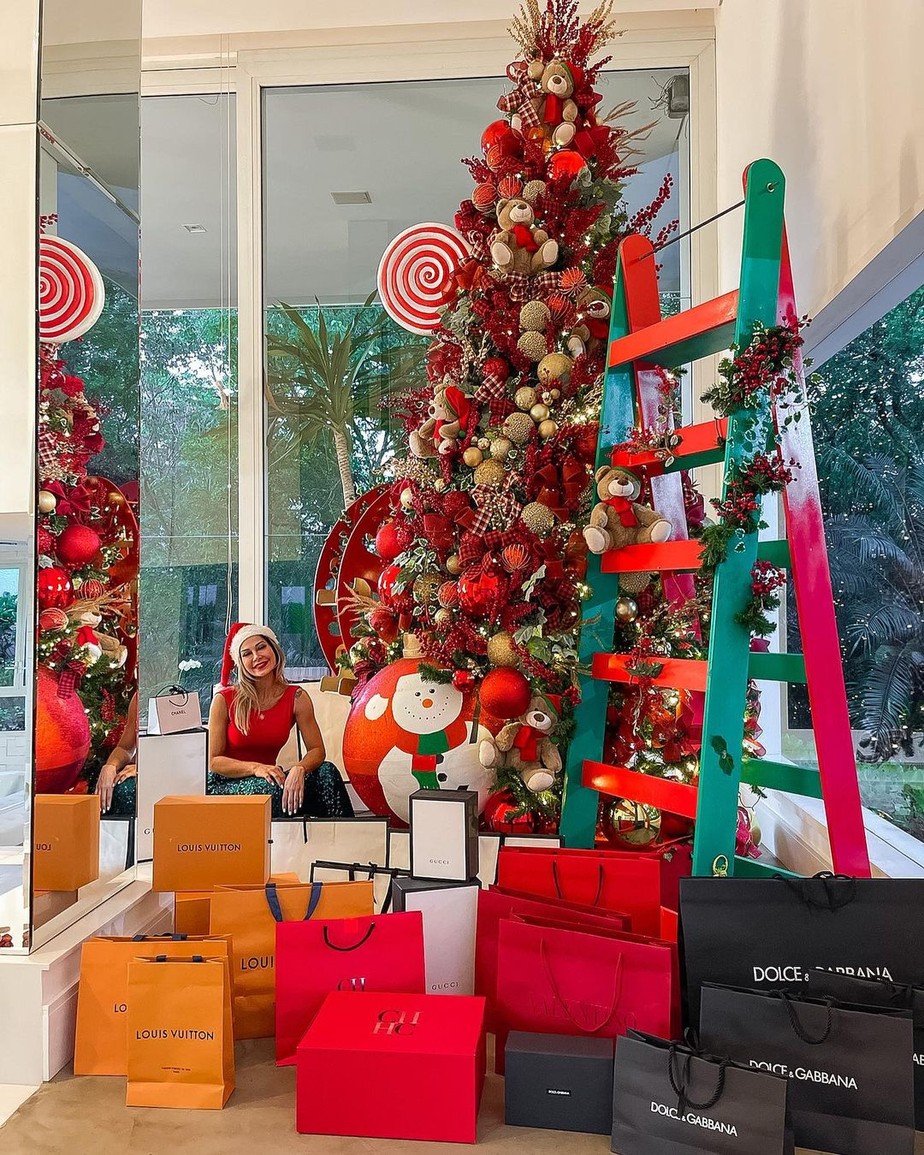 Maíra Cardi e a deslumbrante árvore de Natal motada em sua casa