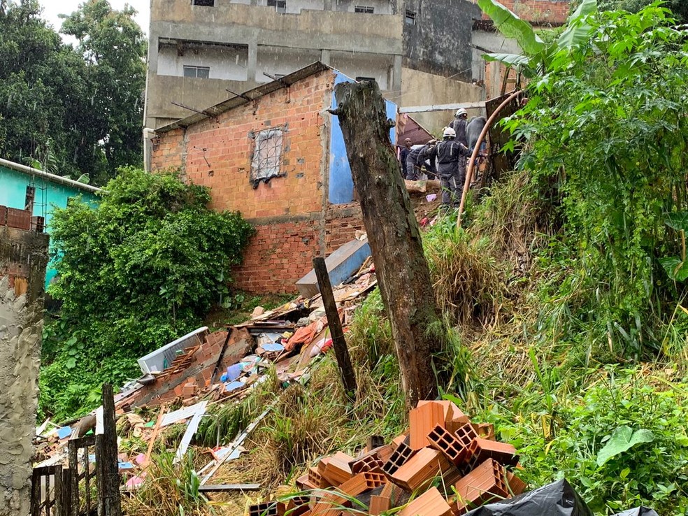 Encosta desmoronou e atingiu casa em Águas Claras, em Salvador, nesta quinta-feira (23) — Foto: Alan Oliveira/TV Bahia
