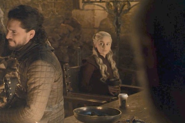 O copo da franquia de café presente em cena com Emilia Clarke no quarto episódio da oitava e última temporada de Game of Thrones (Foto: Reprodução)