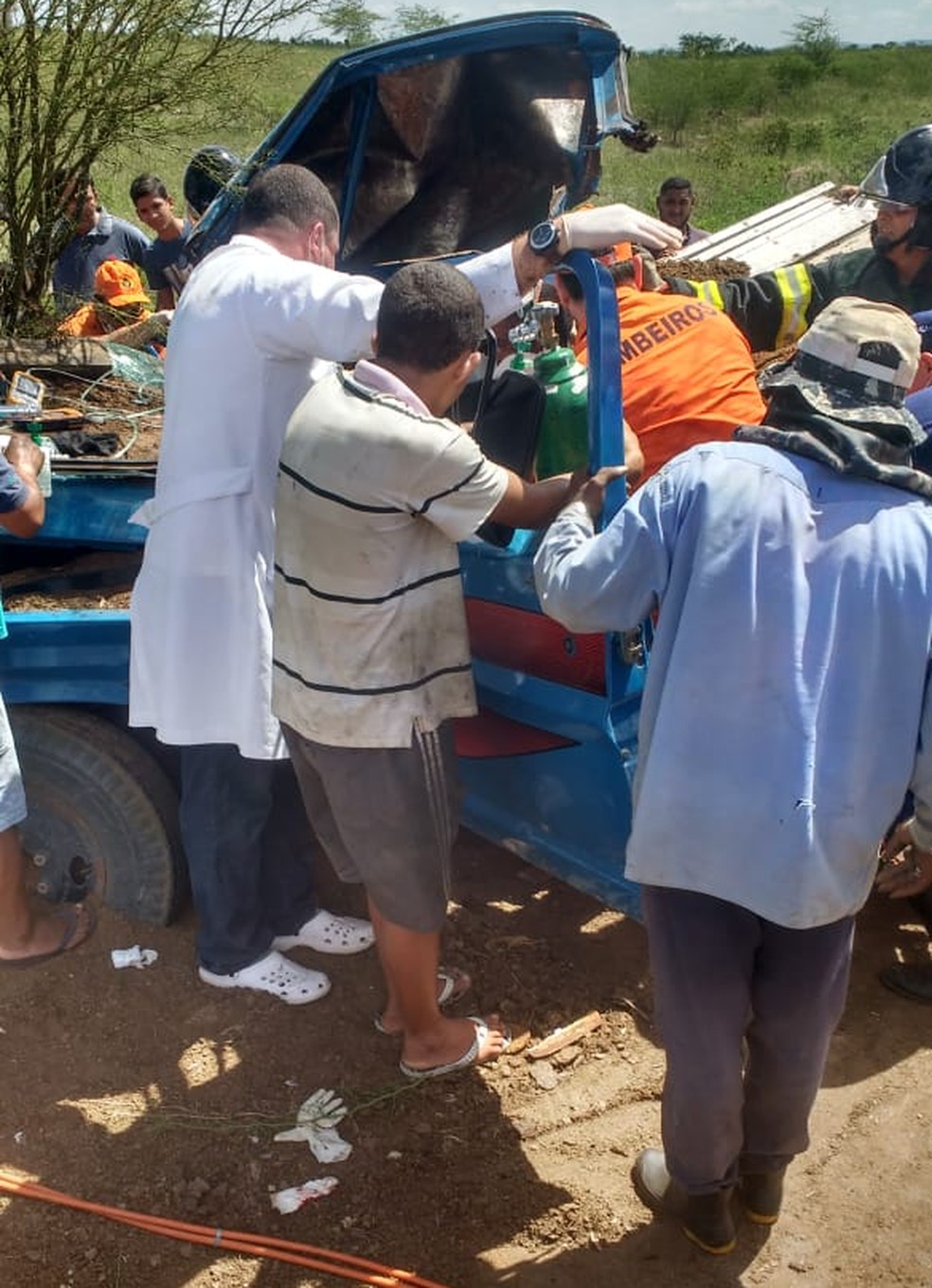 Vítimas ficaram presas às ferragens de um caminhão em Major Izidoro e foram retiradas pelos bombeiros — Foto: CBMAL/Divulgação
