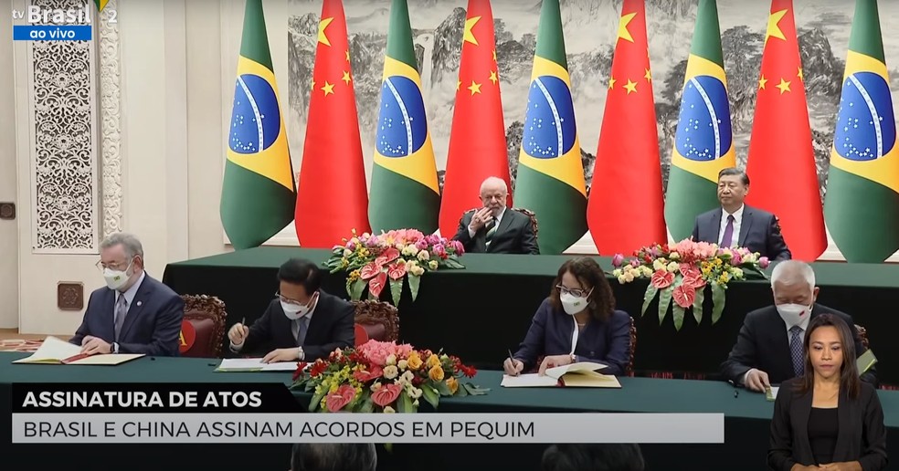 Cerimônia de assinatura de acordos comerciais entre Brasil e China — Foto: TV Brasil/Reprodução