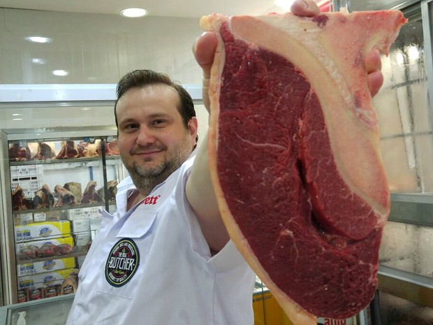 um açougueiro de carne e osso