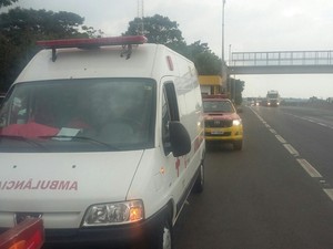 Ambulância foi sequestrada em rodovia (Foto: Guarda Civil Municipal/Divulgação) Ambulância foi sequestrada em rodovia (Foto: Guarda Civil Municipal/Divulgação)
